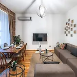 Spacious Rustic 2 Bedroom Few Steps From Galata Tower