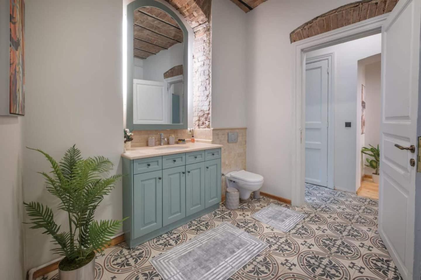 Spacious Rustic 2 Bedroom Few Steps From Galata Tower